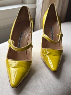 Manolo Blanik Mary Jane patent leather pumps 39.5